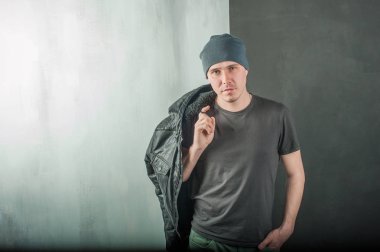 karanlık bir T-shirt, siyah deri ceket genç bir erkekte fotoğraf stüdyosu.