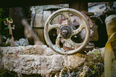 Eski paslı musluk boru boru