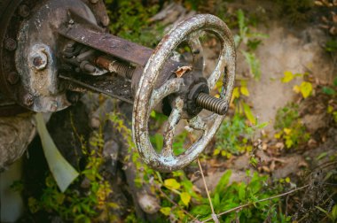 Eski paslı musluk boru boru