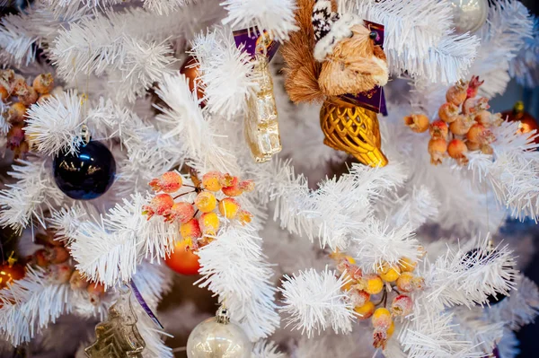 Witte kerstboom close-up versierd met speelgoed van de vakantie ter ere van het nieuwe jaar — Stockfoto
