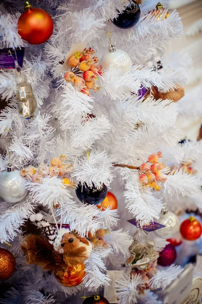 Weiße Weihnachtsbaum Nahaufnahme mit Urlaub Spielzeug zu Ehren des neuen Jahres dekoriert — Stockfoto