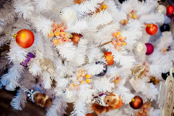 Witte kerstboom close-up versierd met speelgoed van de vakantie ter ere van het nieuwe jaar — Stockfoto