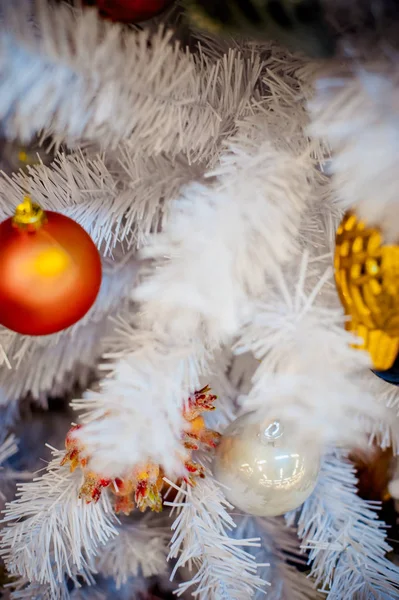 Zbliżenie biała choinka ozdobiona wakacje zabawek na cześć nowego roku — Zdjęcie stockowe