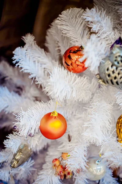 Fehér karácsonyfa Vértes díszített ünnepi játékok tiszteletére, az új év — Stock Fotó
