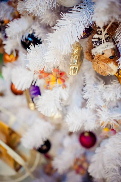 Weiße Weihnachtsbaum Nahaufnahme mit Urlaub Spielzeug zu Ehren des neuen Jahres dekoriert — Stockfoto