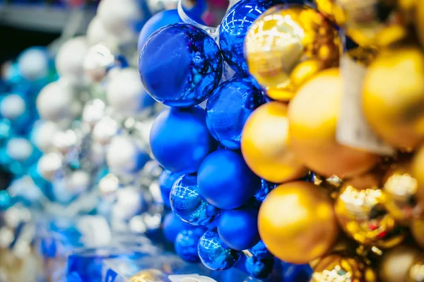 Gold blau und silber Christbaumschmuck Weihnachtskugeln — Stockfoto