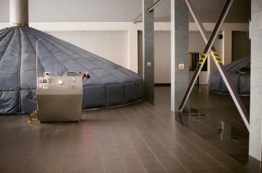 Çelik Fermantasyon kapları ile brewer'ın bitki toprakları üzerinde