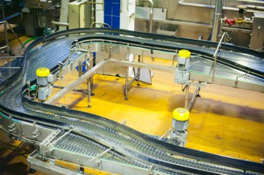 Bira üretim hattı. Aşamalı üretim ve şişeleme bitmiş ürün için donatım