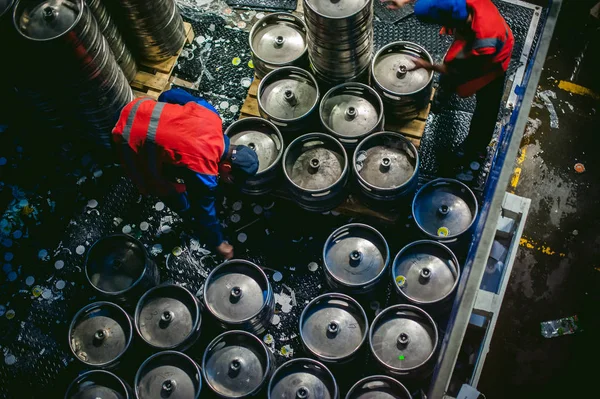 Trabajadores stock Cervecería, culpando a barriles de cerveza —  Fotos de Stock