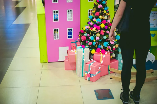 Coloridas decoraciones ácidas en el árbol de Navidad — Foto de Stock