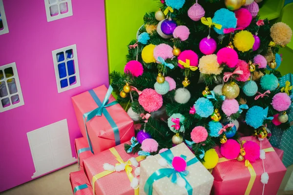 Coloridas decoraciones ácidas en el árbol de Navidad —  Fotos de Stock