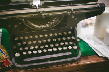 Daktilo kapatın. yeşil bir bezle vintage tablo üzerinde nadir eski daktilo duran.