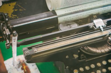 Daktilo kapatın. yeşil bir bezle vintage tablo üzerinde nadir eski daktilo duran.