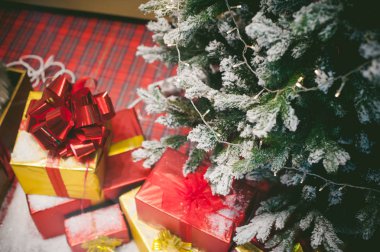 Odada Noel ağacının altında yalan hediye kutuları