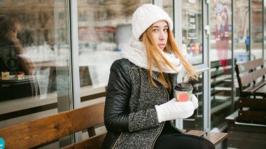 Beyaz atkı ve şapka içecekler kahve kadında
