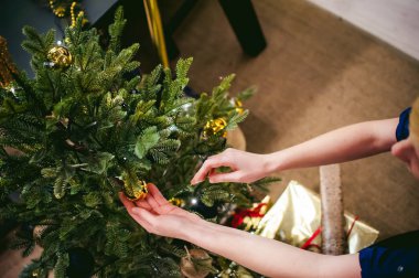 Bir Noel ağacı süsleme eller