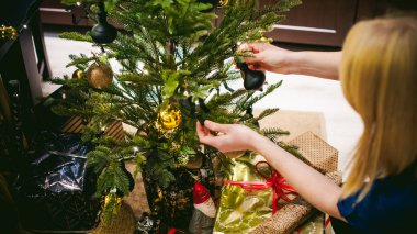 Bir Noel ağacı süsleme eller