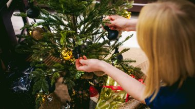 Bir Noel ağacı süsleme eller