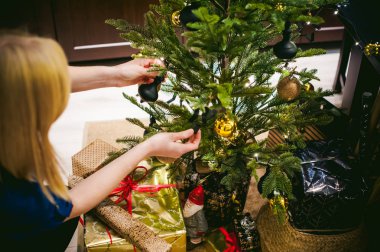 Bir Noel ağacı süsleme eller