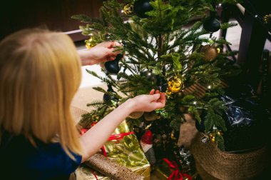 Bir Noel ağacı süsleme eller