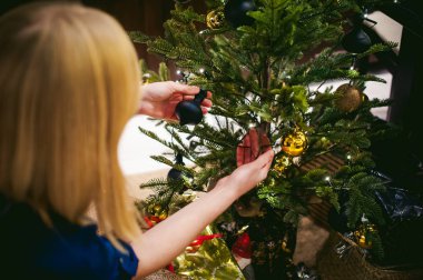 Bir Noel ağacı süsleme eller