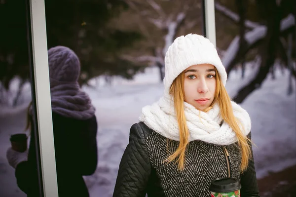 Beyaz atkı ve şapka içecekler kahve kadında