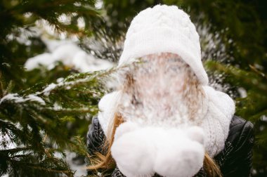 Parçalı. Çam ağaçları arka plan üzerinde güzel neşeli kadın modeli.