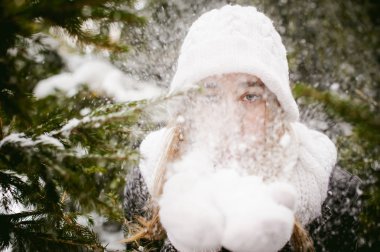 Parçalı. Çam ağaçları arka plan üzerinde güzel neşeli kadın modeli.