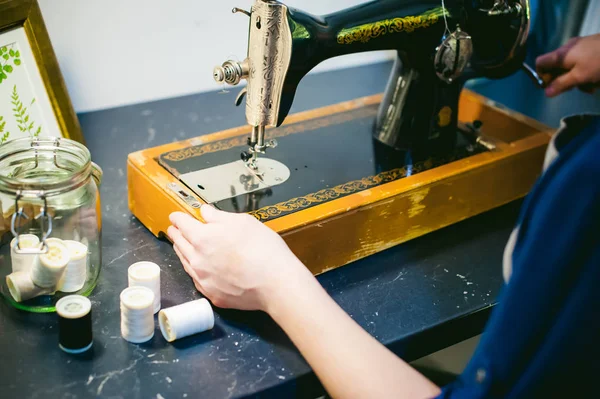 Trabajo de costurera en la máquina de coser. joven rubia mujer workin —  Fotos de Stock