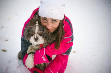 Açık havada bir köpek ırkı Shih Tzu ile kışın yürümek