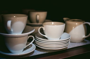 Kupası ve fincan tabağı seti, stand raf dolap