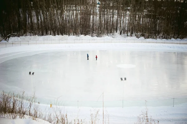 Hielo Pista Patinaje Nuevo Invierno Patinar Ciudad Personas Vacaciones Deporte — Foto de Stock