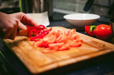 jambon ve onun mutfakta sebze kızarmış yumurta kadın ev kadını hazırlar.