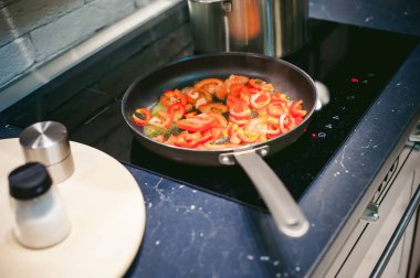 jambon ve onun mutfakta sebze kızarmış yumurta kadın ev kadını hazırlar.