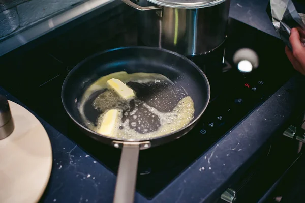 Ama de casa mujer prepara huevos fritos con jamón y verduras en su cocina . —  Fotos de Stock