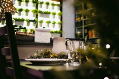 yakın çekim nesneleri yemek masasında. New Year's Eve masa süslemeleri için orada plakaları, sürahi ve cam