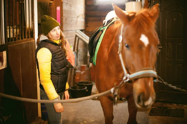Kadın binici at ahır dışarı trenler