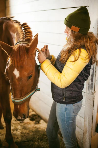 Kadın binici at ahır dışarı trenler