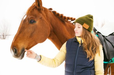 Kadın binici ve at açık havada