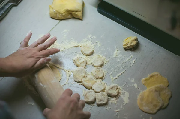 Hand modeling dumplings at home in the kitchen — Stock Photo, Image