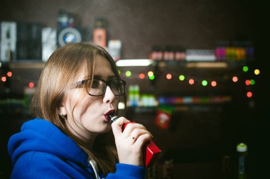 güzel genç kadın gözlüklü elektronik sigara