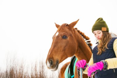 At ve kadın kış giysileri beyaz kar karşı birlikte hareket