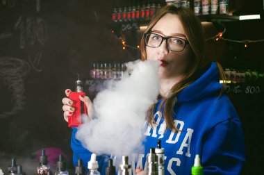elektronik sigara genç sevimli kadın, satıcı vape salonu eşya,