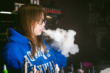 elektronik sigara genç sevimli kadın, satıcı vape salonu eşya,