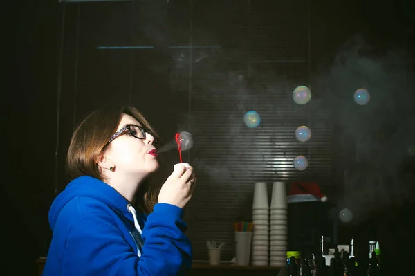 Jovem mulher bonito, o vendedor em loja de vape, fumar cigarro eletrônico — Fotografia de Stock