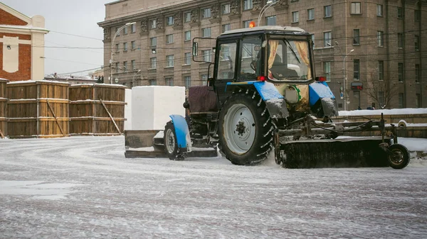 Tractor limpia la nieve. Aparcar la eliminación de nieve en las calles con la ayuda de equipos especiales — Foto de Stock