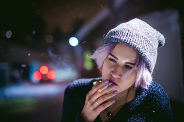 bir sigara ile bir kız portresi. 