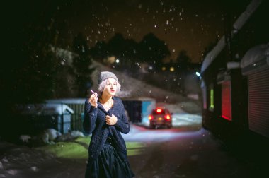 bir sigara ile bir kız portresi. 