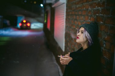 bir sigara ile bir kız portresi