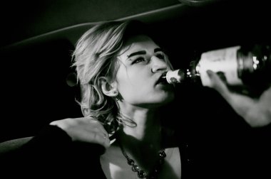 viski alkol şişe boyun içme kadın